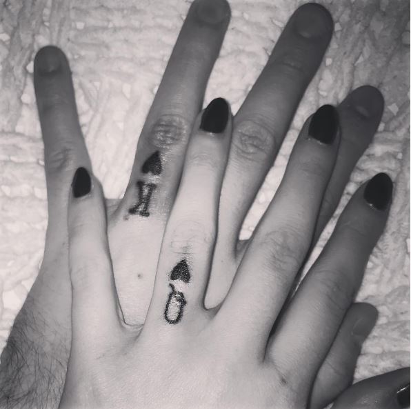 Diseño de tatuajes de anillo de boda con número de tarjeta