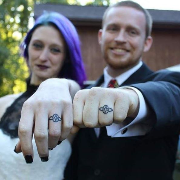 Ideas geniales de los tatuajes del anillo de boda