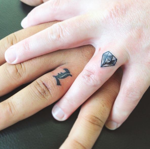 Diseño e ideas de tatuajes de anillo de bodas de diamantes