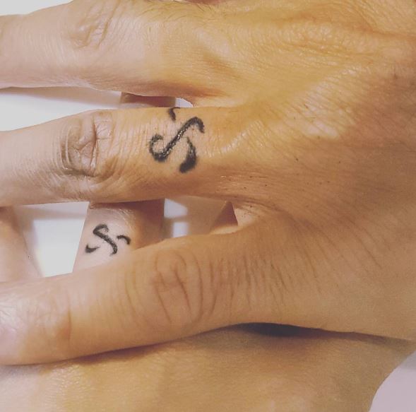 Ideas y diseño de tatuajes de anillos de boda similares