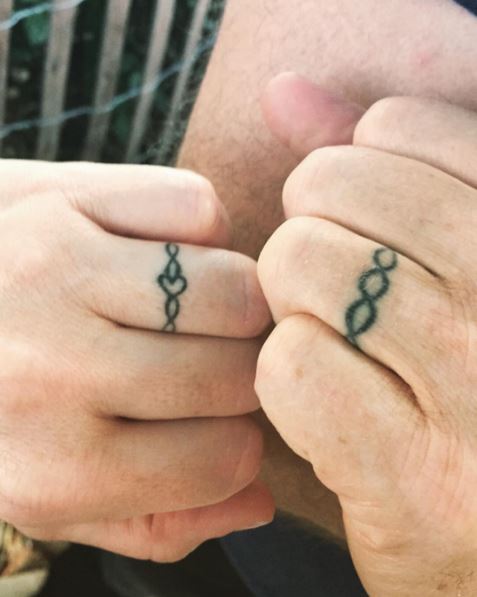 Ideas y diseño de tatuajes románticos para el dedo del anillo de bodas