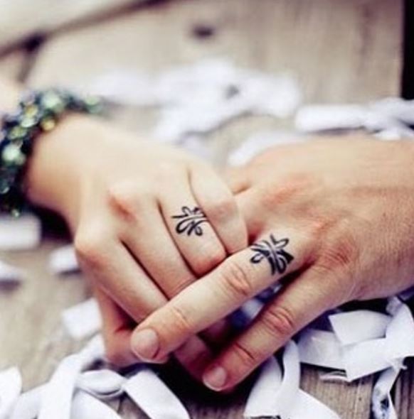 Diseño e ideas permanentes de tatuajes de anillos de boda