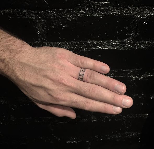 Diseño de tatuajes de anillo de boda con número numérico romano