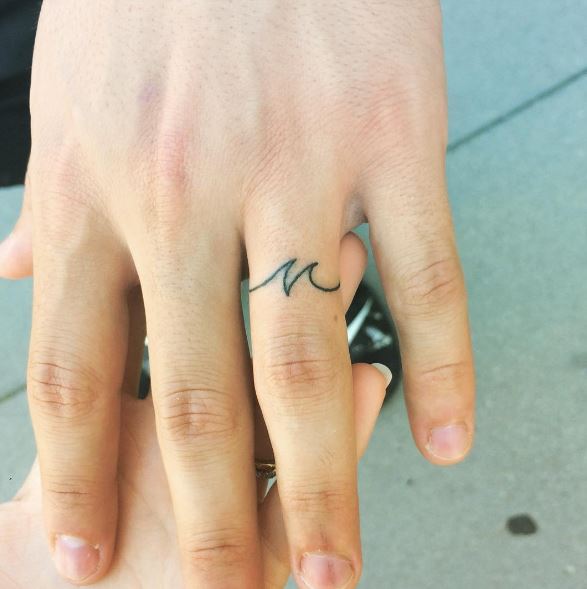 Diseño de tatuajes de dedos de anillo de bodas de onda