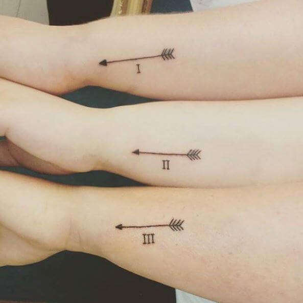 Diseño de tatuajes de flecha en las manos