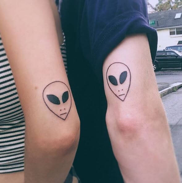Tatuajes de hermanos extraterrestres a juego