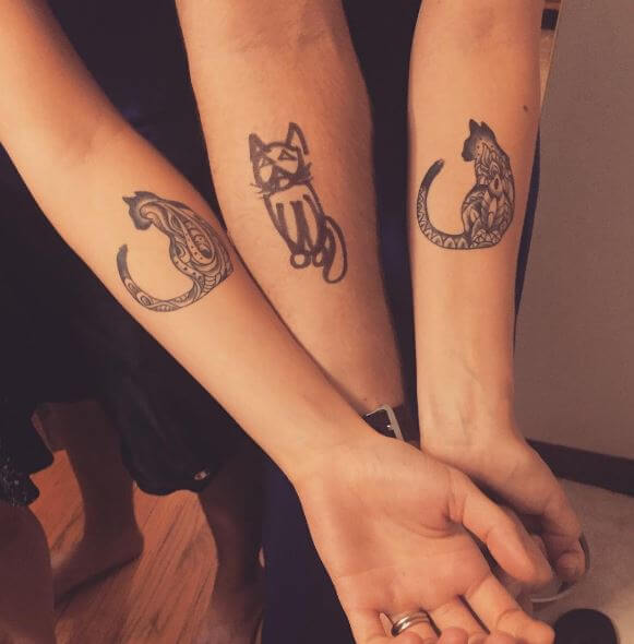 Bonito diseño de tatuajes de gatos hermanos