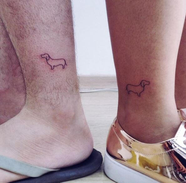 Diseño de tatuajes de perro pequeño hermano en las piernas