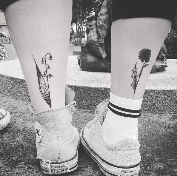 Diseño de tatuajes de flores para hermanos en las piernas