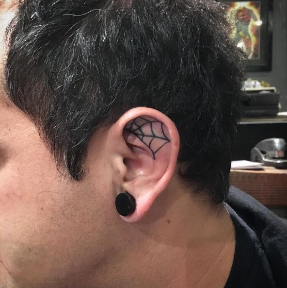 Tatuajes En La Oreja De Tela De Araña