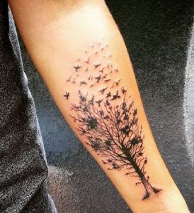 brazo de tatuajes de árbol