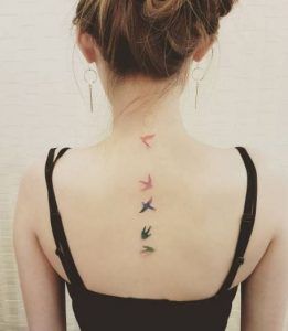 tatuajes de aves en la espalda