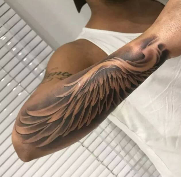 Tatuaje en el brazo, alas de ángel