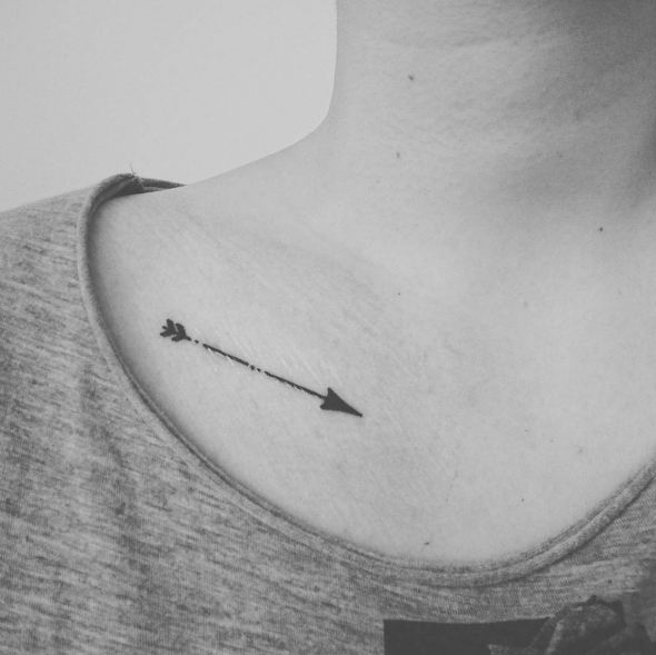 Tatuajes En El Hueso Del Collar De Flecha