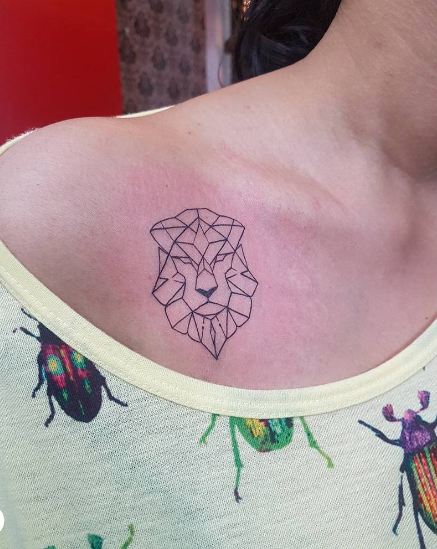 Tatuajes geométricos de león en la clavícula