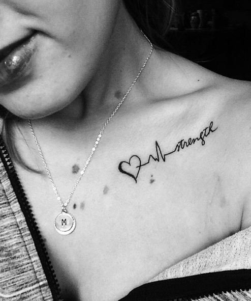 Tatuajes En El Hueso Del Collar Del Corazón