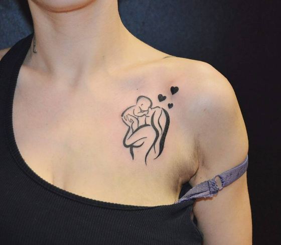 Tatuajes en el cuello de la madre y el bebé