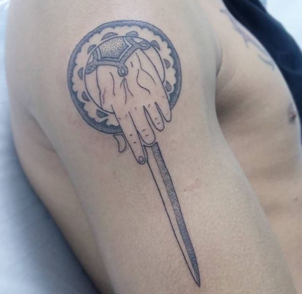Juego de tronos mano del rey diseño de tatuajes en las manos