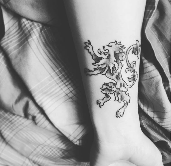 Juego de tronos El diseño de tatuajes del león dorado en las piernas
