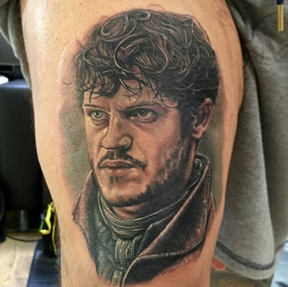 Diseño de tatuajes de Ramsay Bolton en el muslo