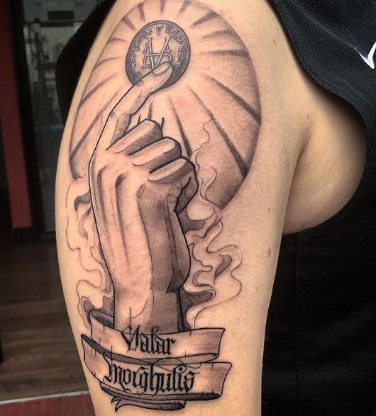 Diseño de tatuajes de Valar Morghulis en bíceps