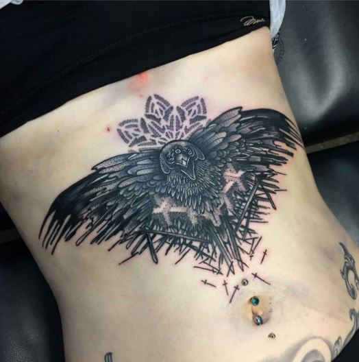 Diseño de tatuajes de Valar Morghulis en el estómago