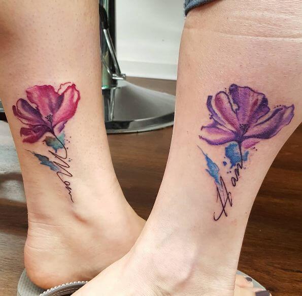 Tatuajes de flores de acuarela en el tobillo