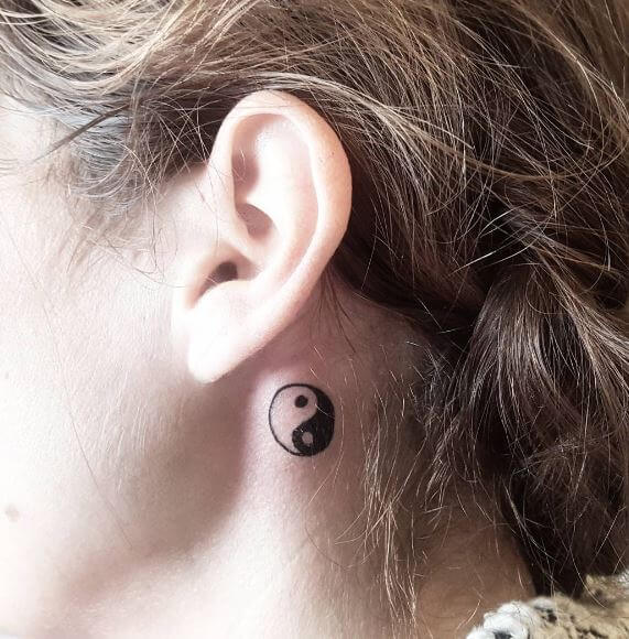 Tatuaje de Yin Yang detrás de la oreja