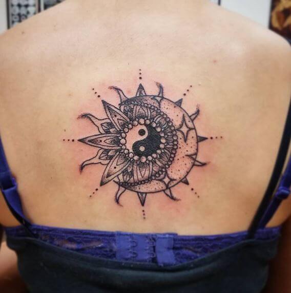 Tatuaje de Yin Yang en la espalda