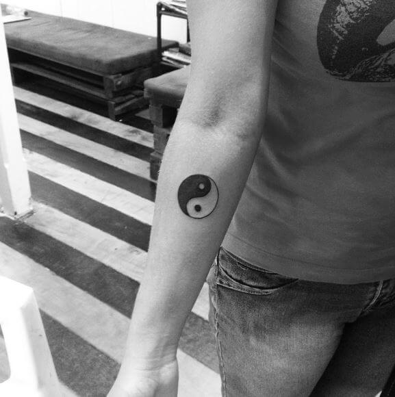 Tatuajes Yin Yang en el codo