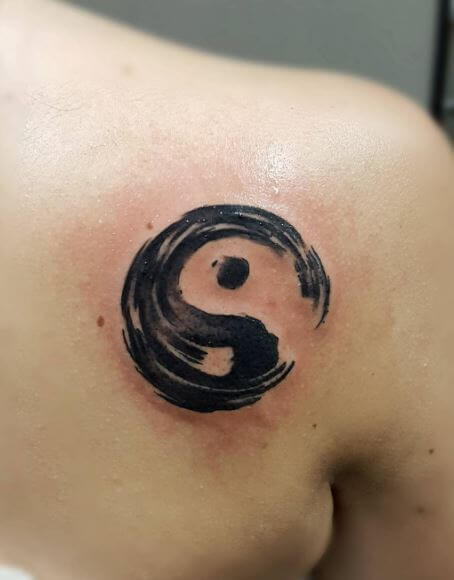 Tatuajes Yin Yang en el hombro