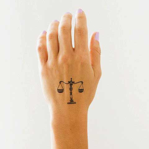 Tatuaje del símbolo de Libra (5)