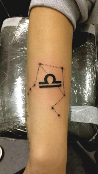 Tatuaje del símbolo de Libra (6)