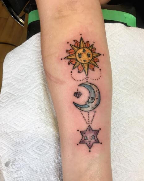 Diseño de tatuajes de sol fresco y encantador en las manos