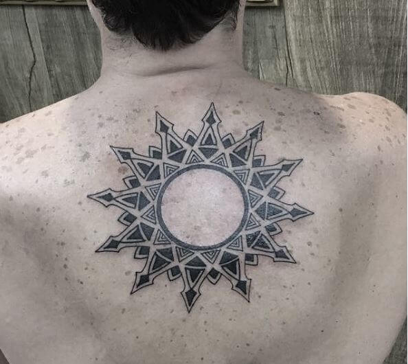 Diseño de tatuajes de sol tribales en la parte trasera