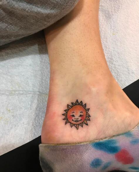 Pequeño diseño de tatuajes de sol en el tobillo