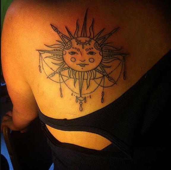 Diseño de tatuajes de sol en la parte superior trasera
