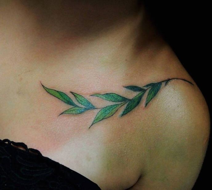 Tatuajes En El Hueso Del Collar Para Mujeres