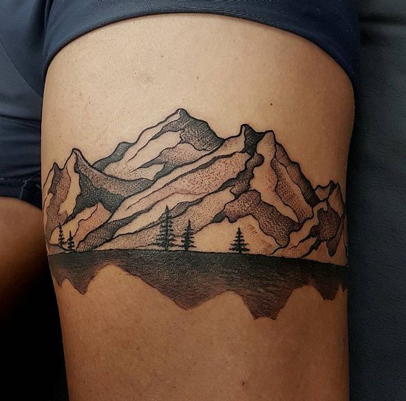 Tatuajes En El Muslo De Montaña