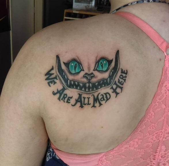 Tatuajes de Alicia en el país de las maravillas en el hombro