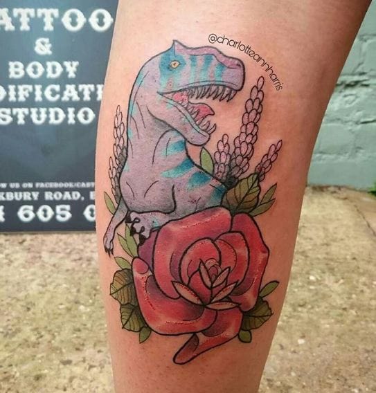 Allosaurus con tatuajes de lavanda