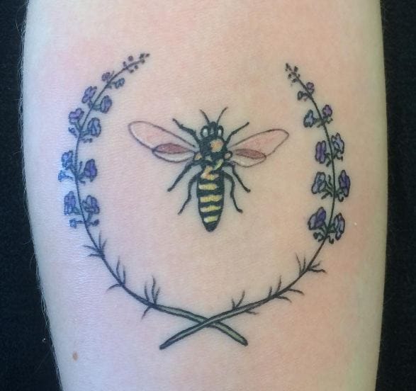 Abeja Con Tatuajes De Lavanda