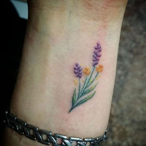 Tatuajes de flores de lavanda en la muñeca