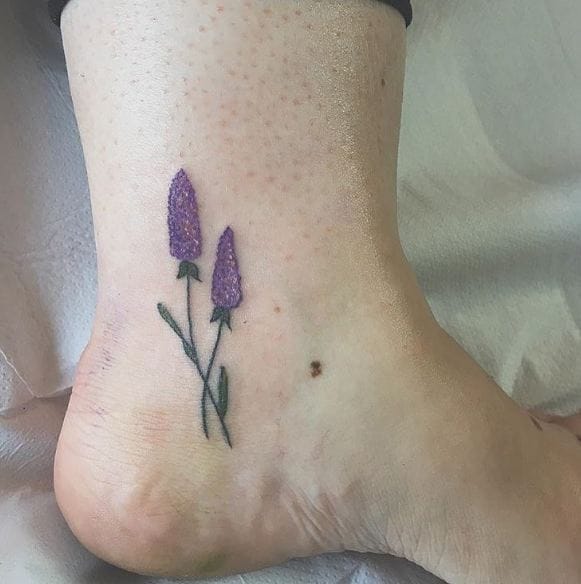 Tatuajes de flores de lavanda en el tobillo