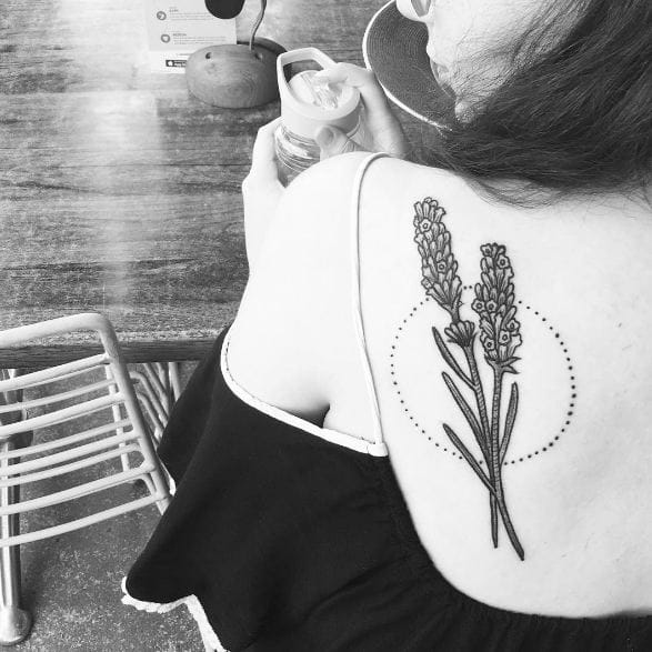 Tatuajes De Lavanda En El Hombro