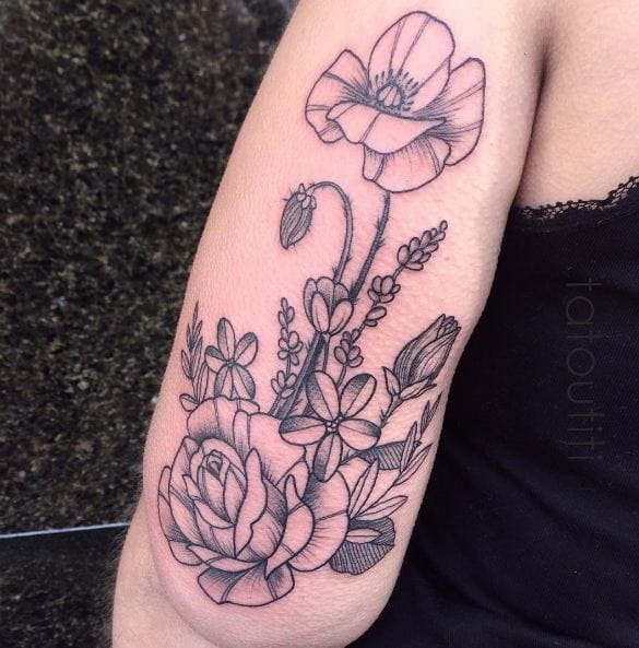 Tatuajes de rosas con flores de lavanda