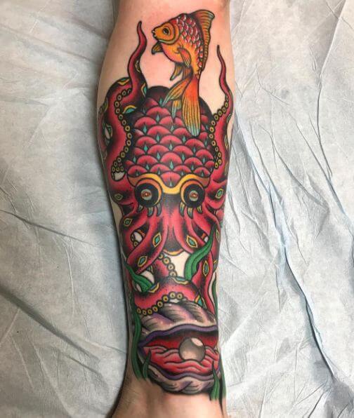 Tatuajes de pez con pulpo en la pierna