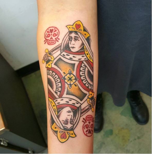 Diseño de tatuajes de reina de cartas en las piernas