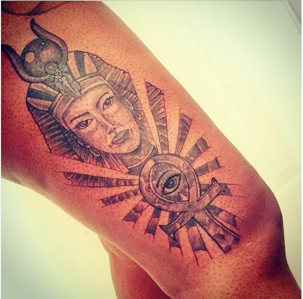 Tatuaje en el muslo, reina egipcia