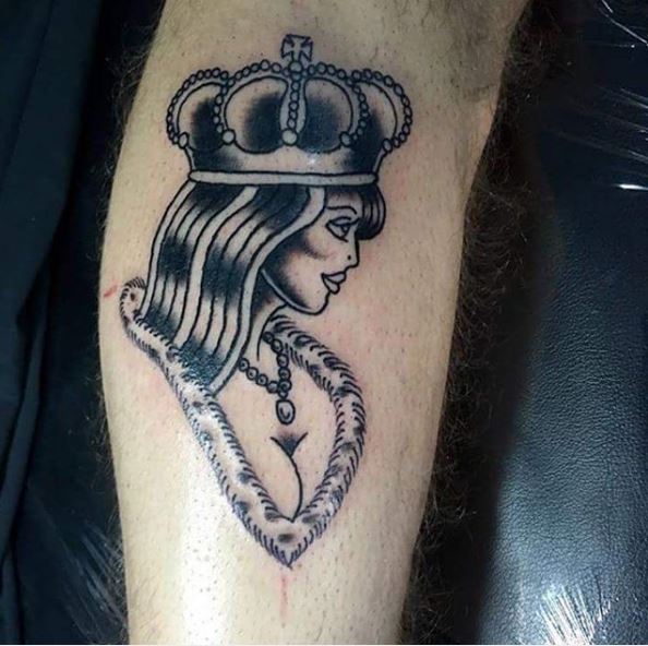 Fabuloso diseño de tatuajes de reina en la pierna